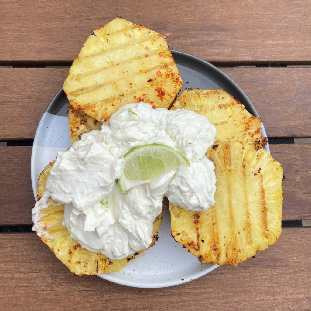 Ananas met rum van de BBQ