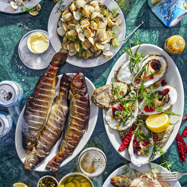 Gerookte zalmforel met schelpjes en oesters