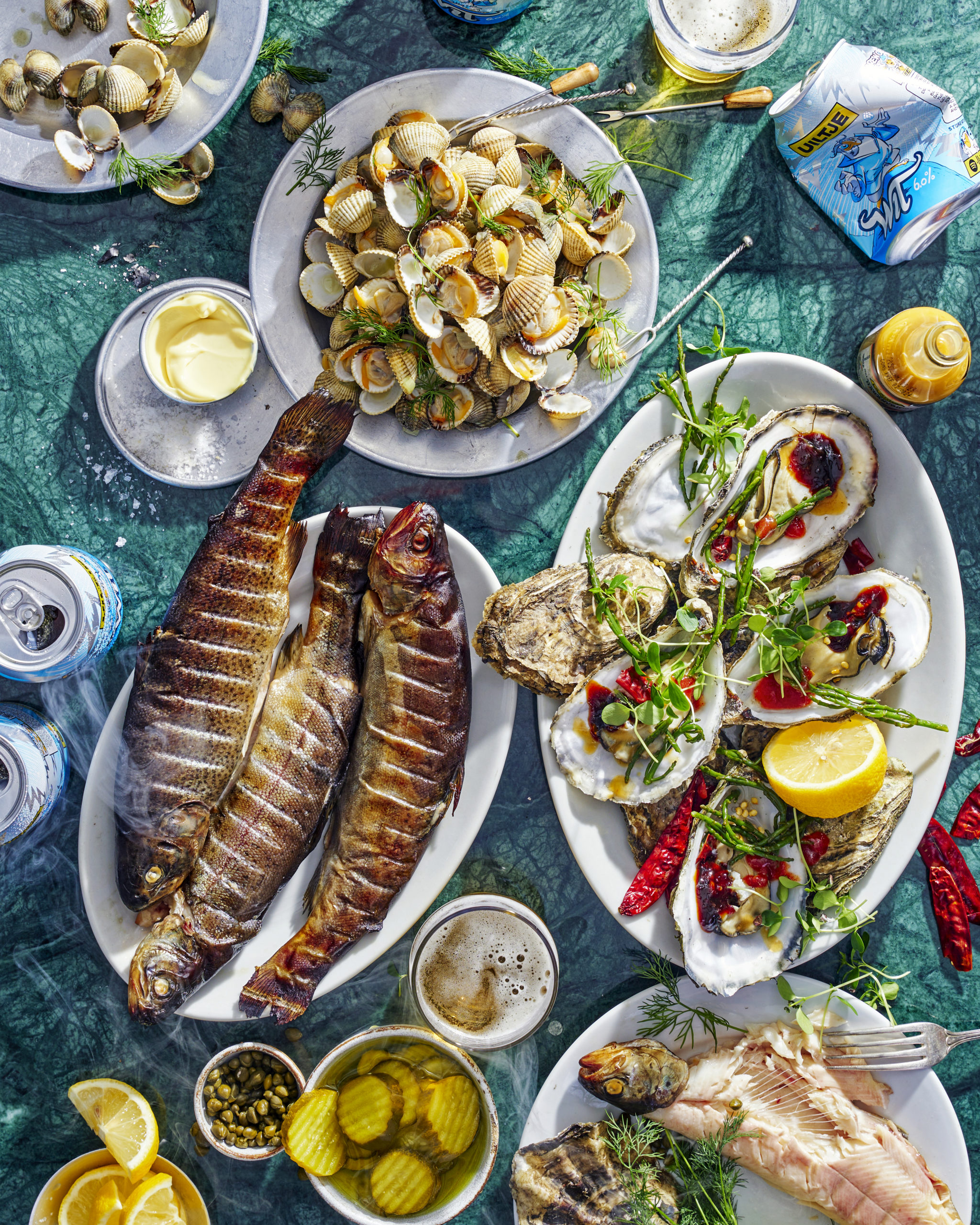 Gerookte zalmforel met schelpjes en oesters